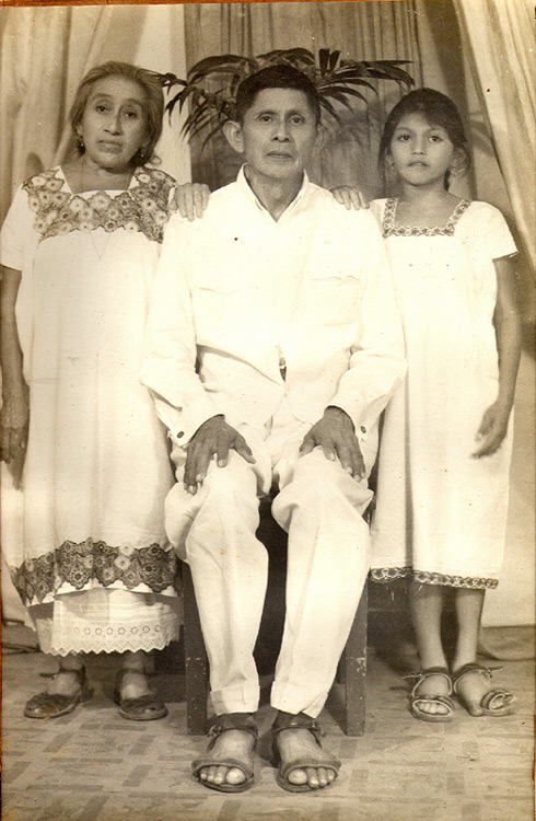 Máxima Sosa, Filomeno Cajún Pam y María Ortega. Miembro fundador  del Partido Socialista en el poblado de Nunkiní, Calkiní, Campeche. c.a. 1950