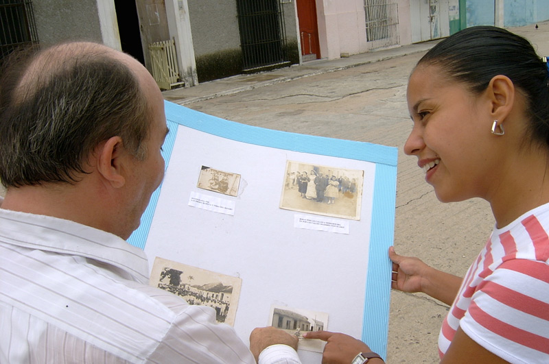 Juan Aguilar Del Rivero en Palizada, aportando datos de sus imagenes. 2005.