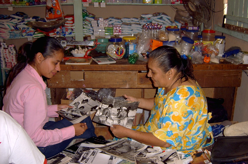 Viendo fotos de la Sra. María Antonia Reyna Ibarra, una de las integrantes de las familias que colonizaron Candelaria en 1961, llegaron de la Comarca Lagunera, Coahuila. 2005.