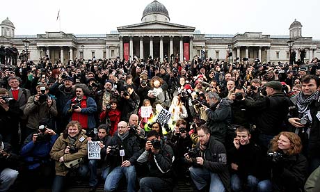 Los fotógrafos protestan en la Plaza de Trafalgar contra el uso de las capacidades antiterroristas de parar y registrar, porque consideran que son usadas por la policía para amedrentar a la gente con cámaras. Fotografía: Oli Scarff/Getty Image