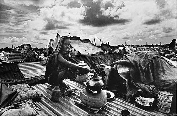 Mujer cocinando en el techo  © Shahidul Alam