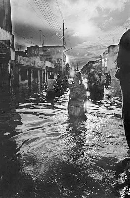 Mujer vadeando la inundación  © Shahidul Alam